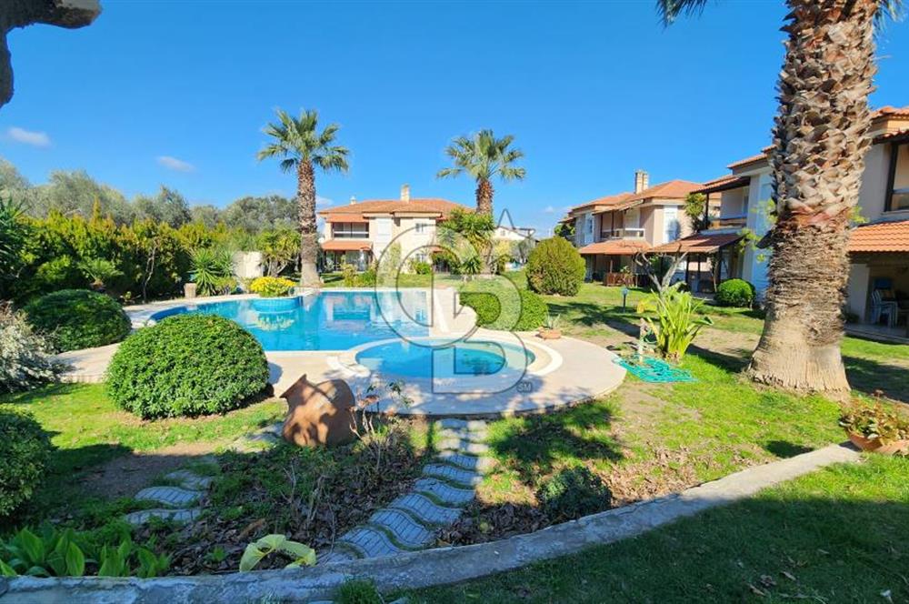 Urla Çeşmealtı'nda Havuzlu Çok Nezih Sitede Eşyalı Kiralık Villa