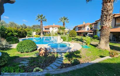 Urla Çeşmealtı'nda Havuzlu Çok Nezih Sitede Eşyalı Kiralık Villa