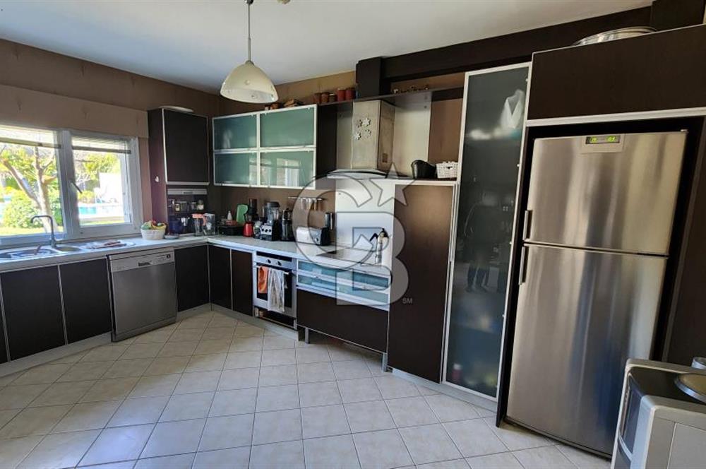 Urla Çeşmealtı'nda Havuzlu Çok Nezih Sitede Eşyalı Kiralık Villa