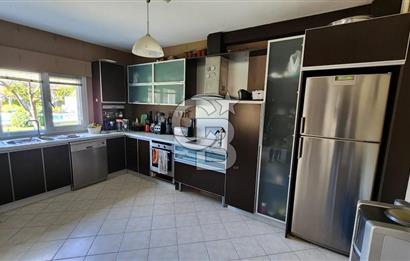 Urla Çeşmealtı'nda Havuzlu Çok Nezih Sitede Eşyalı Kiralık Villa