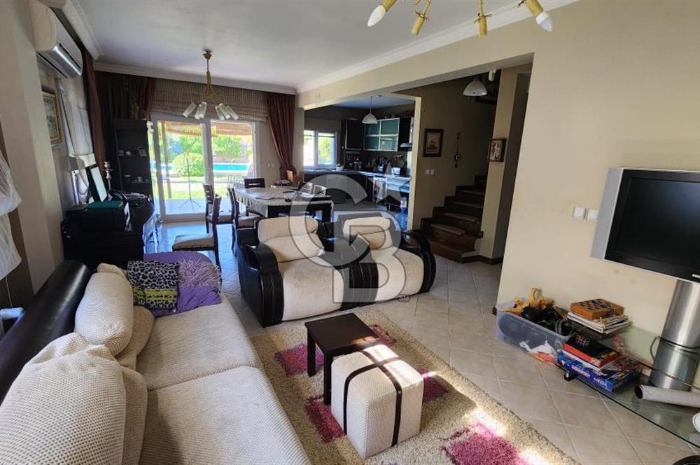 Urla Çeşmealtı'nda Havuzlu Çok Nezih Sitede Eşyalı Kiralık Villa
