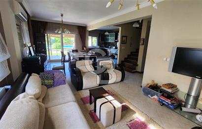 Urla Çeşmealtı'nda Havuzlu Çok Nezih Sitede Eşyalı Kiralık Villa