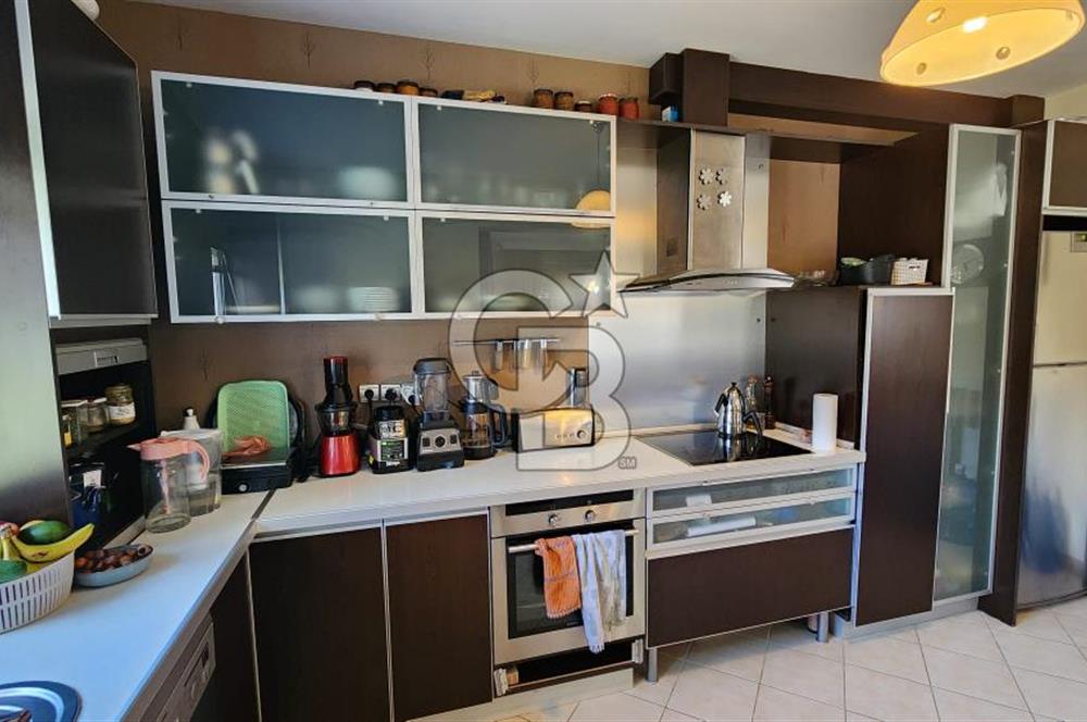 Urla Çeşmealtı'nda Havuzlu Çok Nezih Sitede Eşyalı Kiralık Villa