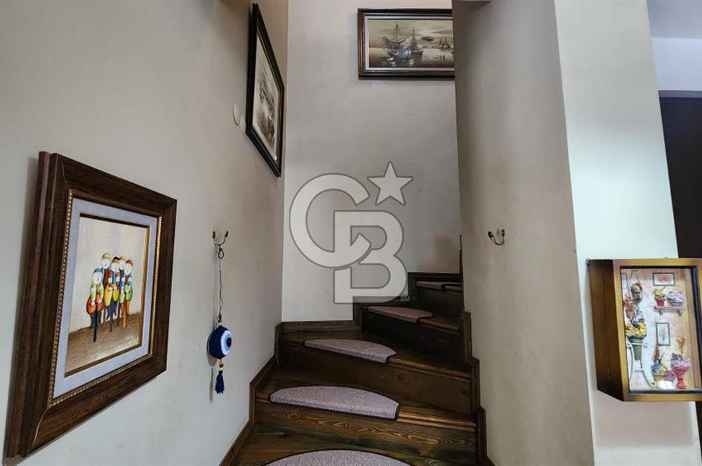 Urla Çeşmealtı'nda Havuzlu Çok Nezih Sitede Eşyalı Kiralık Villa