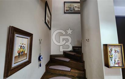 Urla Çeşmealtı'nda Havuzlu Çok Nezih Sitede Eşyalı Kiralık Villa