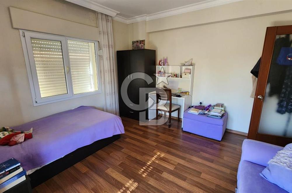 Urla Çeşmealtı'nda Havuzlu Çok Nezih Sitede Eşyalı Kiralık Villa