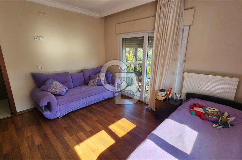 Urla Çeşmealtı'nda Havuzlu Çok Nezih Sitede Eşyalı Kiralık Villa