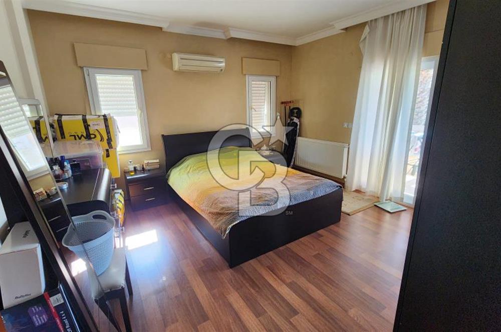 Urla Çeşmealtı'nda Havuzlu Çok Nezih Sitede Eşyalı Kiralık Villa