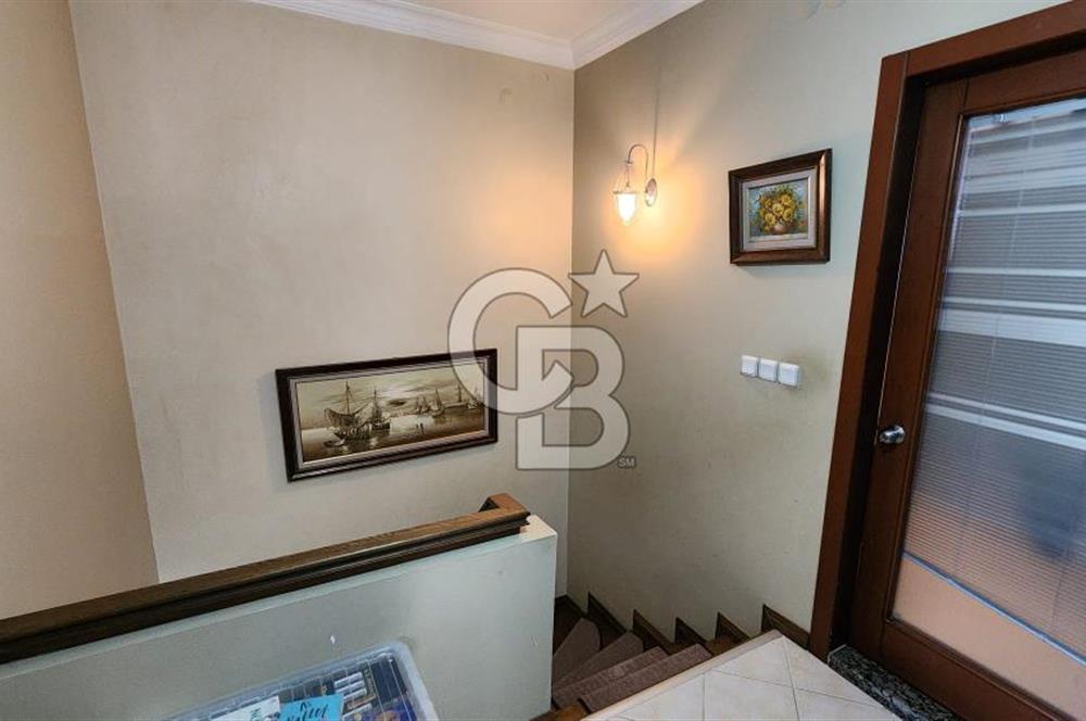 Urla Çeşmealtı'nda Havuzlu Çok Nezih Sitede Eşyalı Kiralık Villa