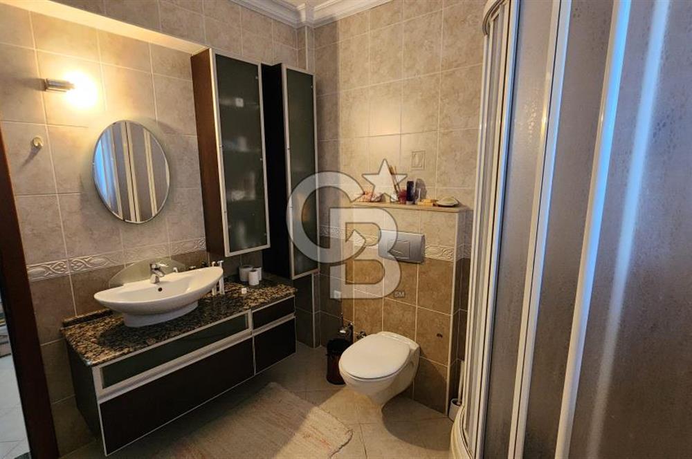 Urla Çeşmealtı'nda Havuzlu Çok Nezih Sitede Eşyalı Kiralık Villa