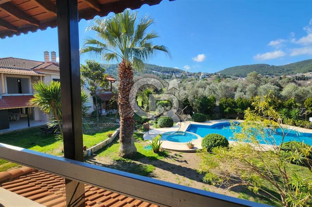 Urla Çeşmealtı'nda Havuzlu Çok Nezih Sitede Eşyalı Kiralık Villa