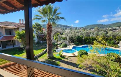 Urla Çeşmealtı'nda Havuzlu Çok Nezih Sitede Eşyalı Kiralık Villa