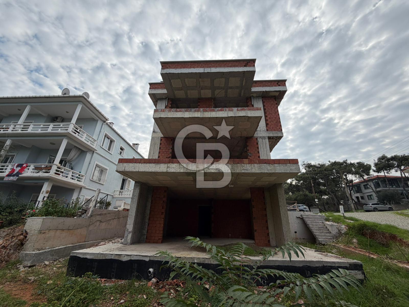 Ayvalık Çamlıkta Her Katı Deniz Manzaralı Natamam 3 Katlı Villa