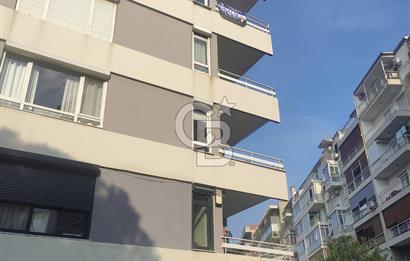 Karşıyaka 'da Deniz Manzaralı Yenilenmiş Geniş Kiralık 4+1 Daire
