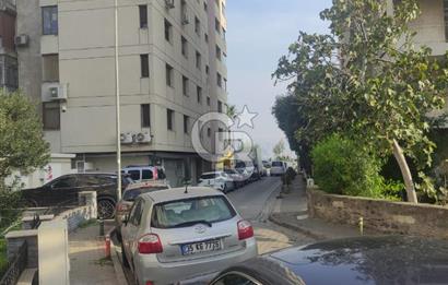 Karşıyaka 'da Deniz Manzaralı Yenilenmiş Geniş Kiralık 4+1 Daire