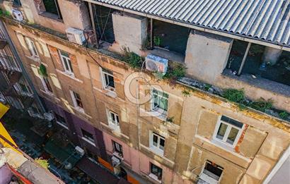 TAKSİM MEYDANA YÜRÜME MESAFESİNDE GENİŞ CEPHELİ KOMPLE BİNA