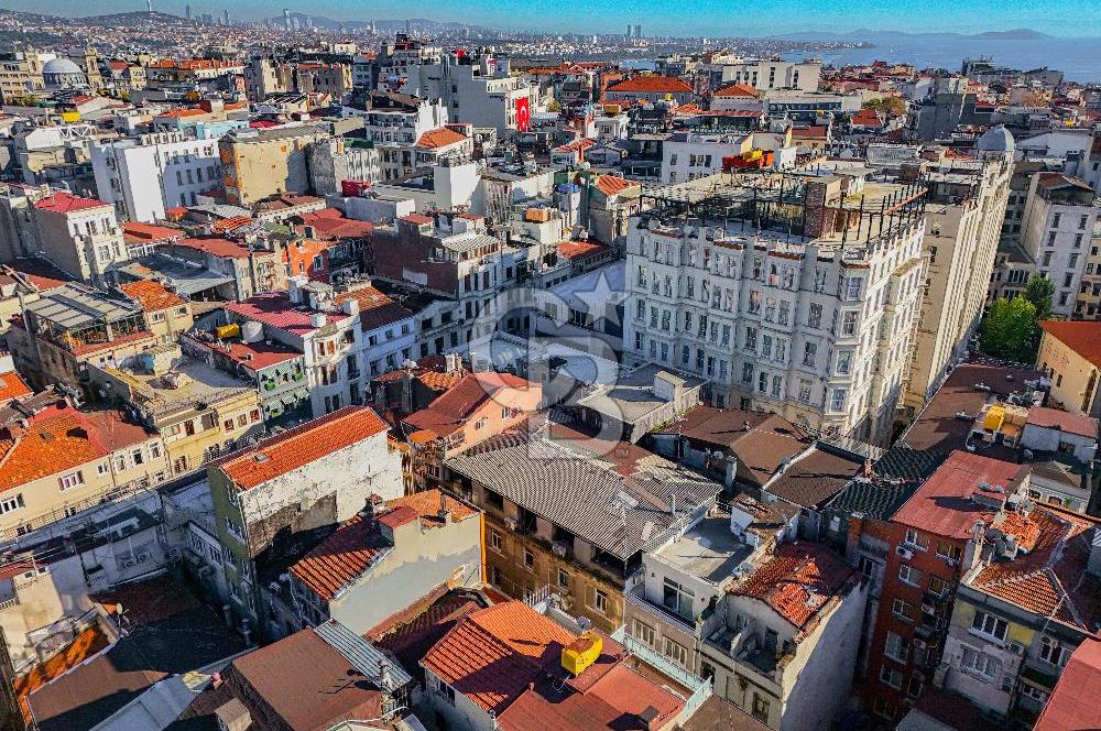 TAKSİM MEYDANA YÜRÜME MESAFESİNDE GENİŞ CEPHELİ KOMPLE BİNA