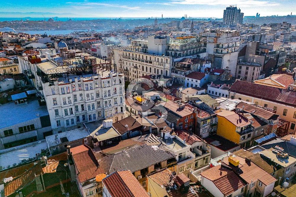 TAKSİM MEYDANA YÜRÜME MESAFESİNDE GENİŞ CEPHELİ KOMPLE BİNA