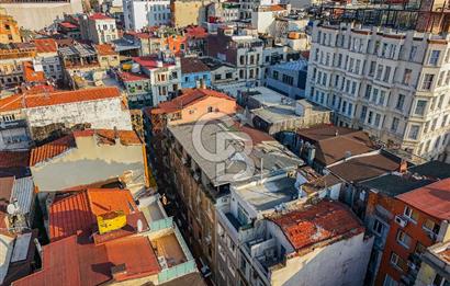 TAKSİM MEYDANA YÜRÜME MESAFESİNDE GENİŞ CEPHELİ KOMPLE BİNA