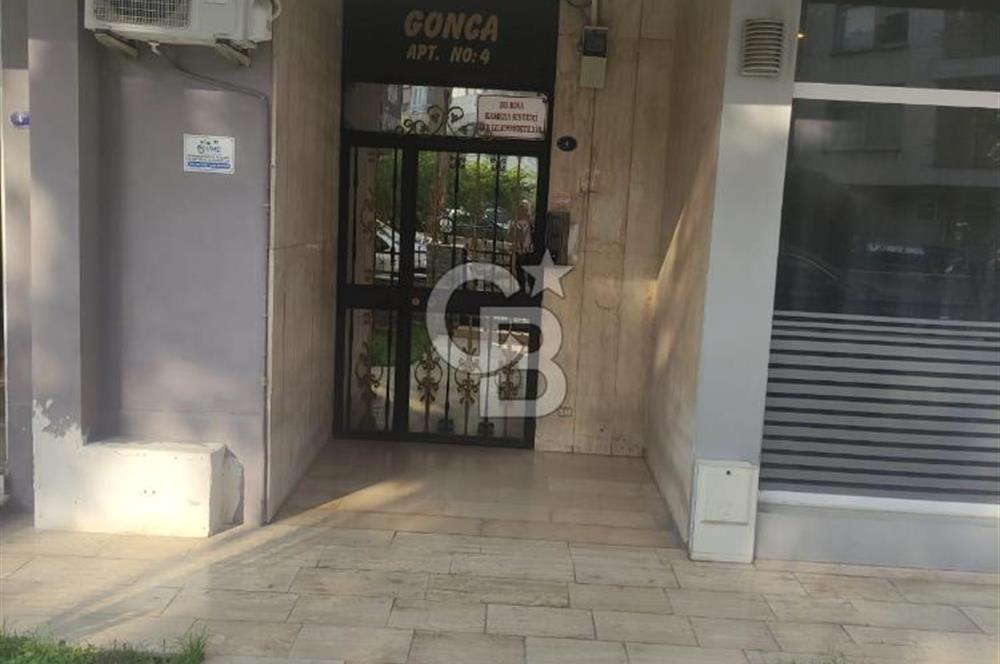 Karşıyaka 'da Deniz Manzaralı Yenilenmiş Geniş Kiralık 4+1 Daire