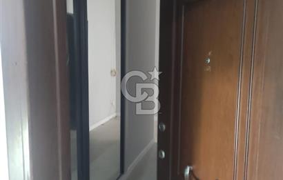 Karşıyaka 'da Deniz Manzaralı Yenilenmiş Geniş Kiralık 4+1 Daire