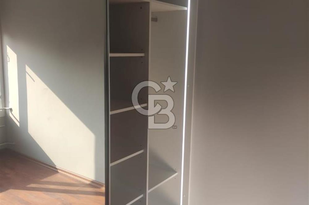 Karşıyaka 'da Deniz Manzaralı Yenilenmiş Geniş Kiralık 4+1 Daire