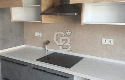 Karşıyaka 'da Deniz Manzaralı Yenilenmiş Geniş Kiralık 4+1 Daire