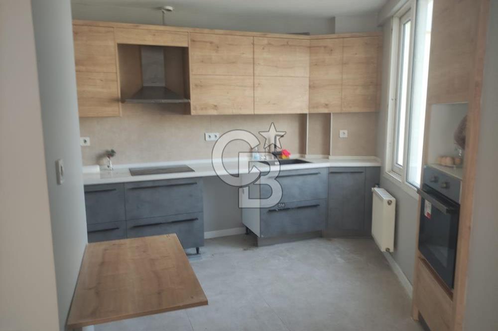 Karşıyaka 'da Deniz Manzaralı Yenilenmiş Geniş Kiralık 4+1 Daire