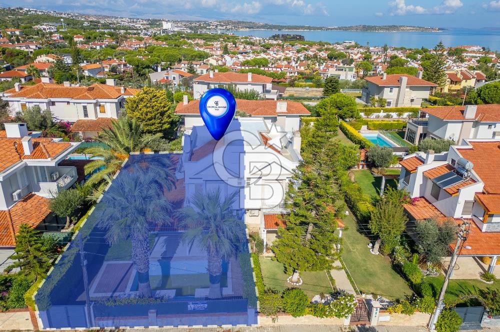 ÇEŞME ALTINYUNUS / DENİZ MANZARALI DENİZE 400 M / MÜSTAKİL HAVUZLU SATILIK VİLLA
