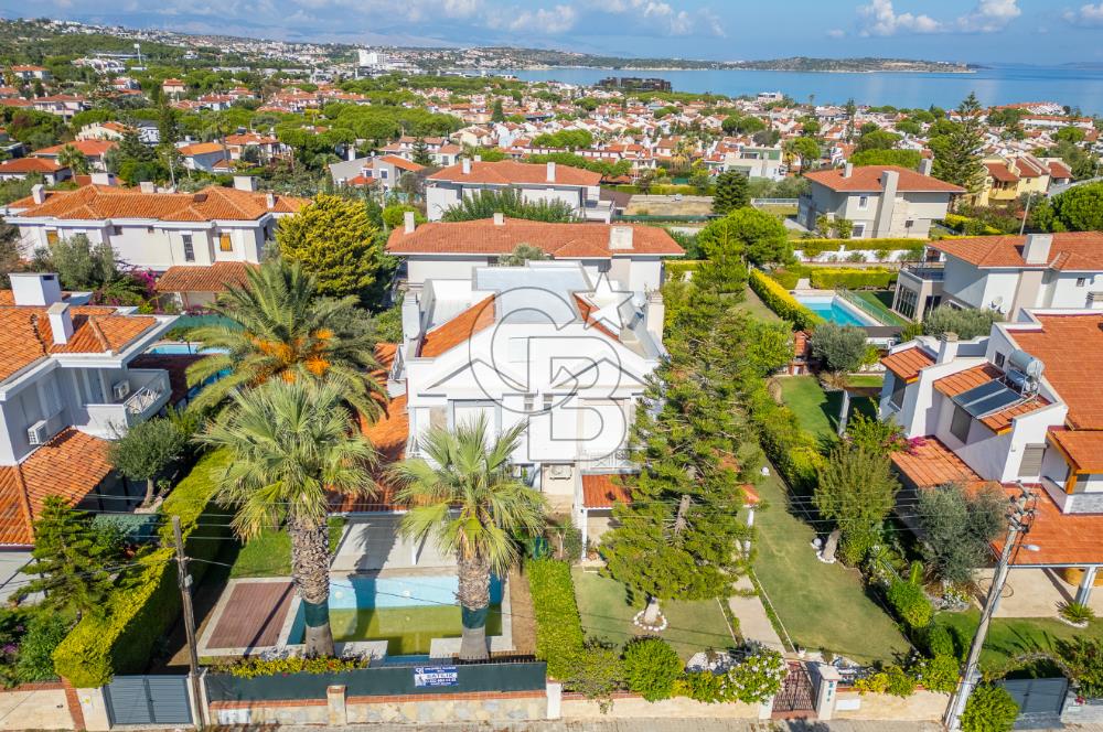 ÇEŞME ALTINYUNUS / DENİZ MANZARALI DENİZE 400 M / MÜSTAKİL HAVUZLU SATILIK VİLLA