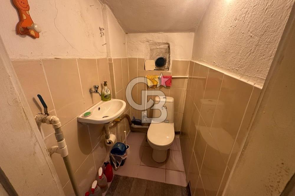 Güvenevler Mahallesi'nde Satılık Depolu Dükkan