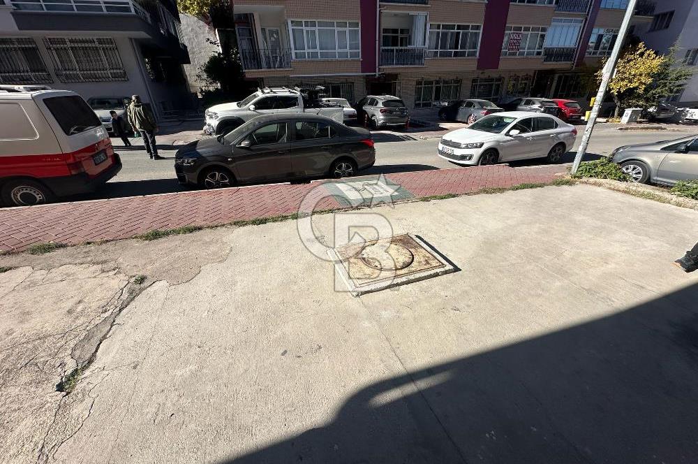 Güvenevler Mahallesi'nde Satılık Depolu Dükkan