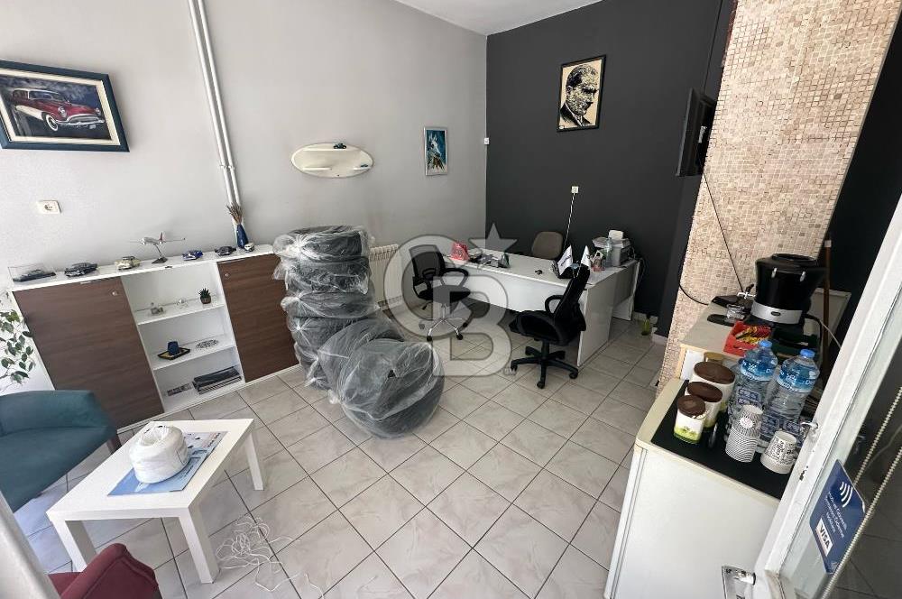 Güvenevler Mahallesi'nde Satılık Depolu Dükkan