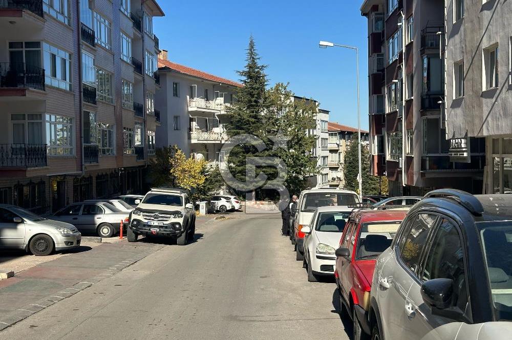 Güvenevler Mahallesi'nde Satılık Depolu Dükkan