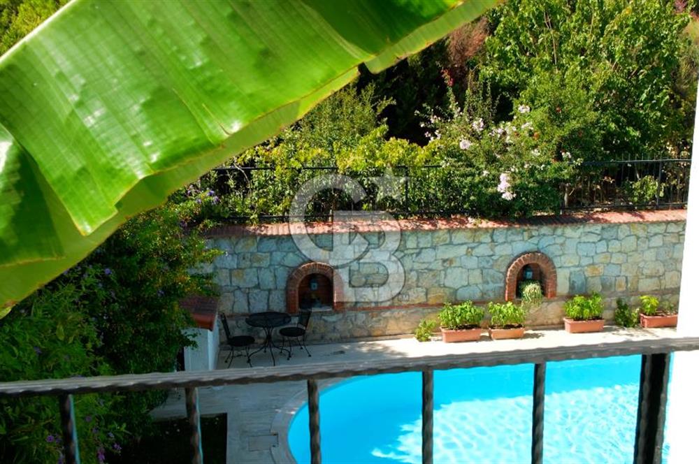 Urla Çeşmealtın’da Satılık Müstakil Havuzlu Villa 