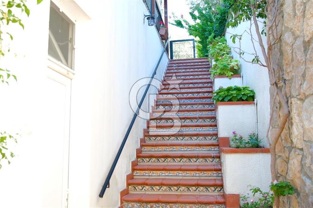 Urla Çeşmealtın’da Satılık Müstakil Havuzlu Villa 