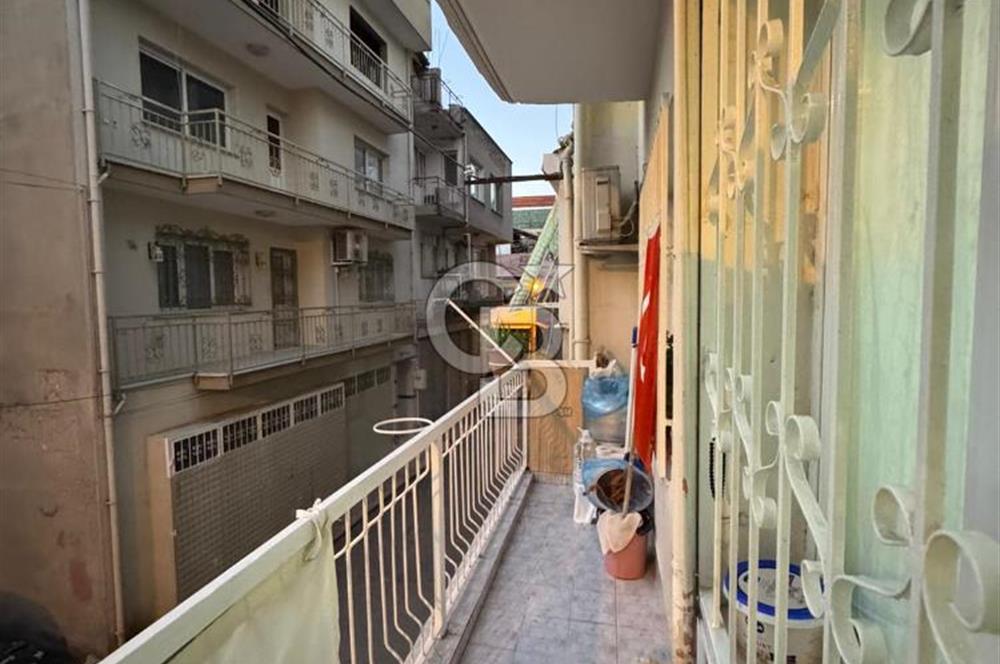 Karabağlar Yunus Emre Mahallesin'de Satılık 1+1 Geniş Daire