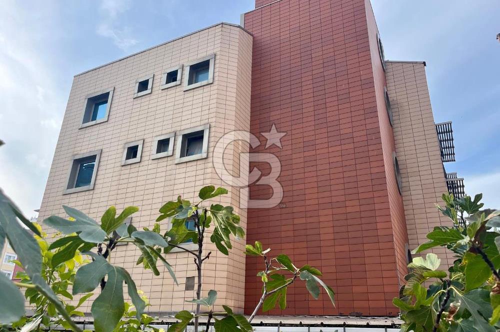 D100 ile Bağ. cad.arasında şık ve kullanışlı,geniş bahçeli bina