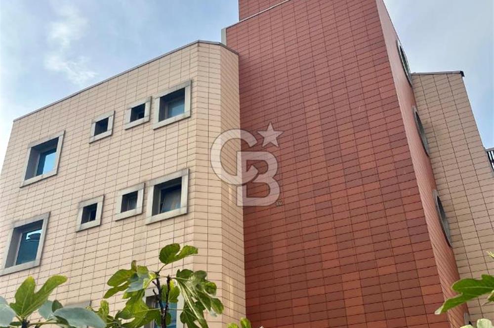 D100 ile Bağ. cad.arasında şık ve kullanışlı,geniş bahçeli bina