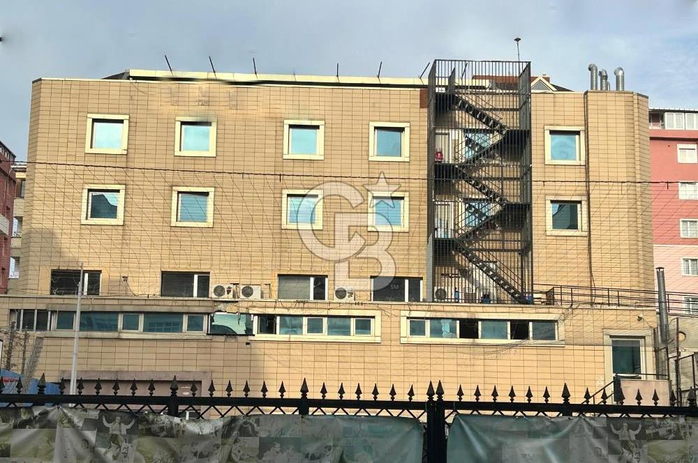 D100 ile Bağ. cad.arasında şık ve kullanışlı,geniş bahçeli bina