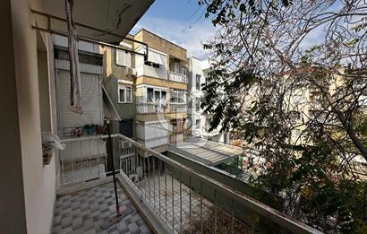KARŞIYAKA TİYATRO SOKAĞINDA SATILIK FERAH 3+1 DAİRE  