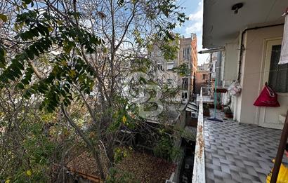 KARŞIYAKA TİYATRO SOKAĞINDA SATILIK FERAH 3+1 DAİRE  