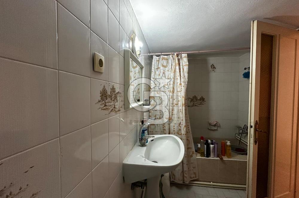 KARŞIYAKA TİYATRO SOKAĞINDA SATILIK FERAH 3+1 DAİRE  