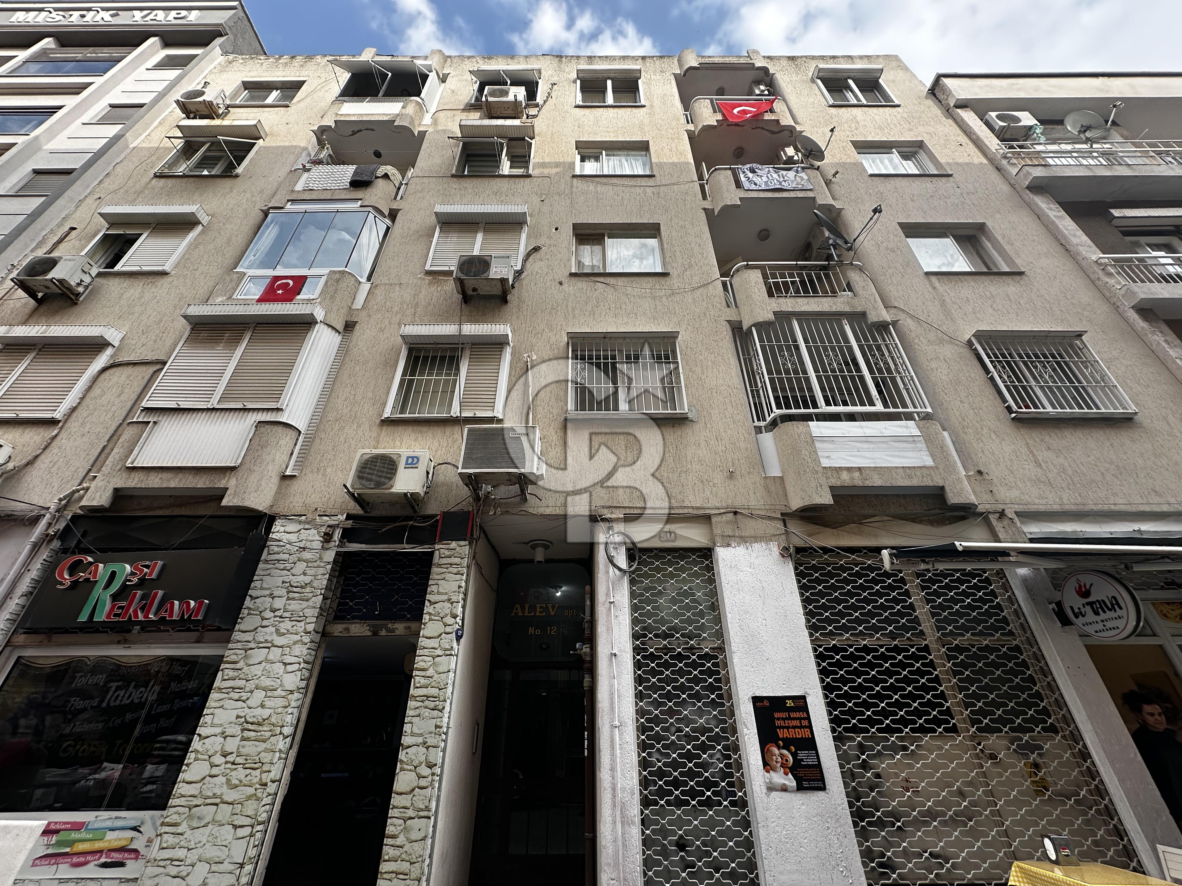 KARŞIYAKA TİYATRO SOKAĞINDA SATILIK FERAH 3+1 DAİRE  