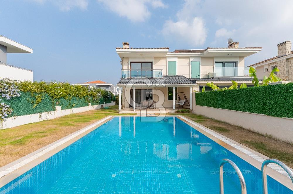 ALAÇATI GÖBENE SATILIK 3+1 MÜSTAKİL HAVUZLU VİLLA