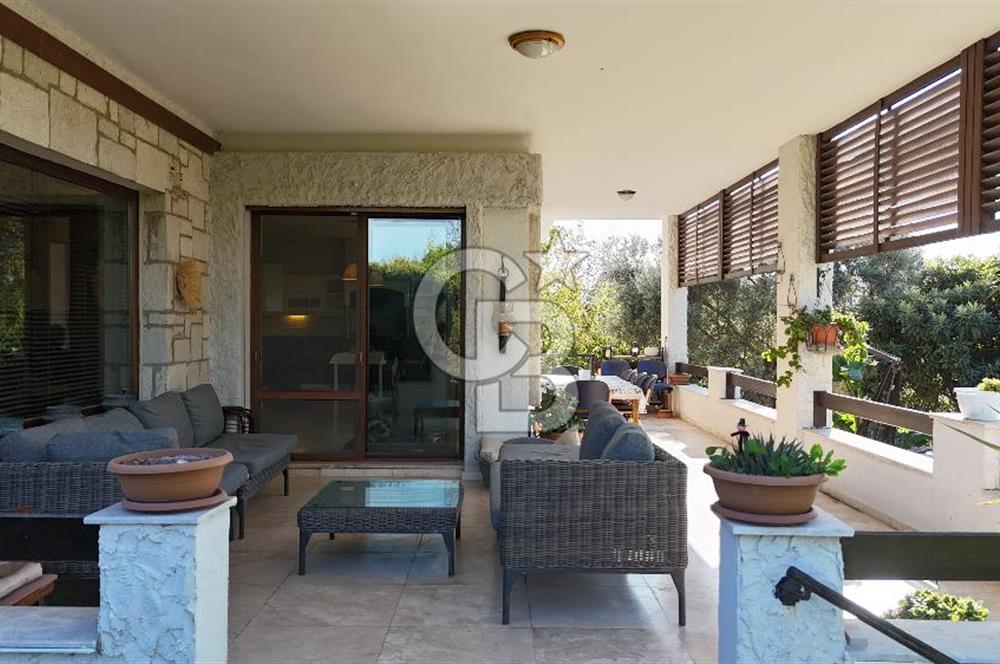 URLA İÇMELER UMUTKÖY ÇİFTLİK EVLERİ'NDE SATILIK VİLLA