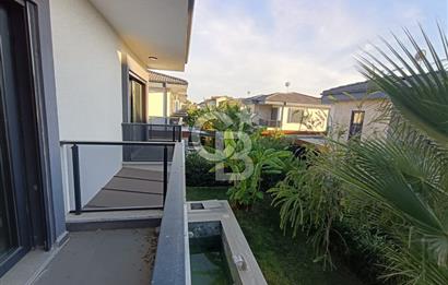 Ayvalık Tuzla Mevkii Müstakil Havuzlu Deniz Kıyısı Satılık Villa