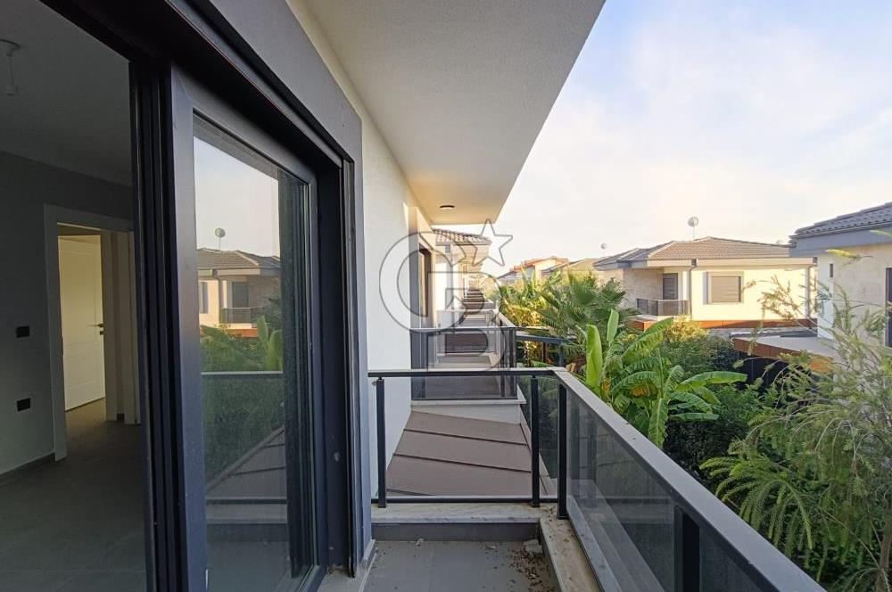 Ayvalık Tuzla Mevkii Müstakil Havuzlu Deniz Kıyısı Satılık Villa