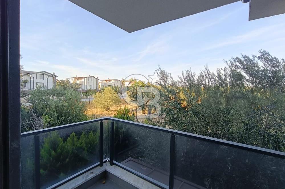 Ayvalık Tuzla Mevkii Müstakil Havuzlu Deniz Kıyısı Satılık Villa