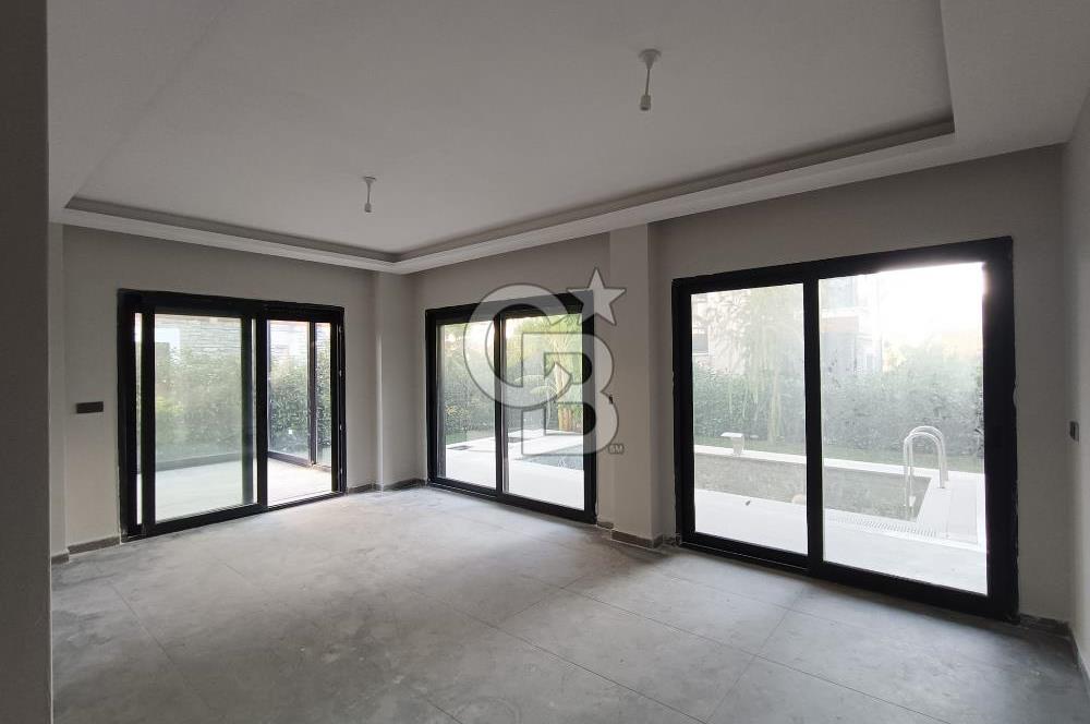 Ayvalık Tuzla Mevkii Müstakil Havuzlu Deniz Kıyısı Satılık Villa